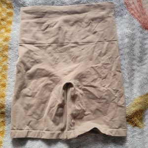 Nude shaping shorts